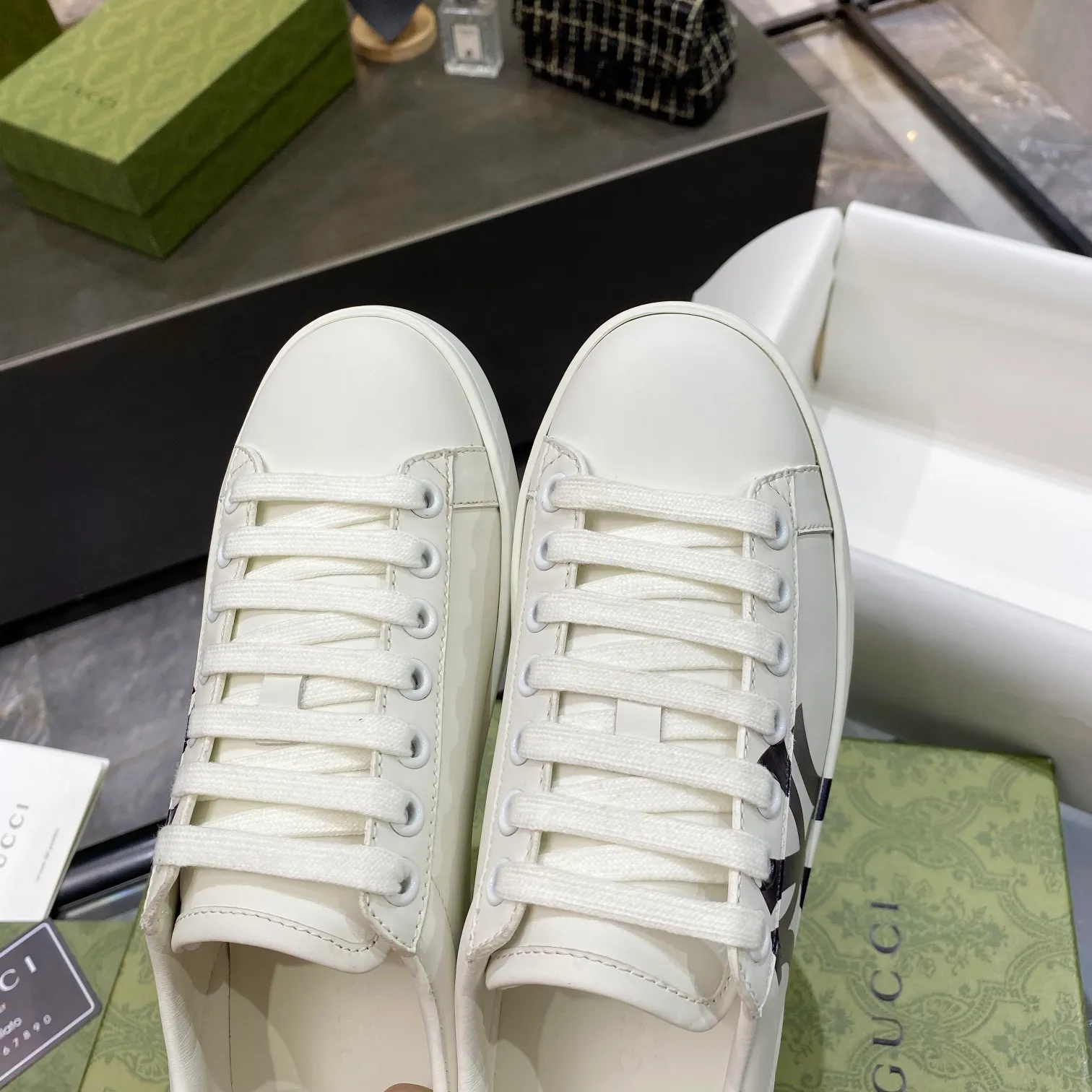 👟👟Ex-factory price 440👟👟 Men's size +10 Gucci's GG white shoes, the same style as Ni Ni, have been popular in recent years; new colors are constantly updated; stars, Internet celebrities, live broadcasts, etc. will definitely plant grass and call them. Classic fashion style, 5D drawing printing; electric embroidery surface, etc... Original customized cowhide color, first layer of cowhide inside, original outsole... Shiny color drawing/electric embroidery surface embellished on the side of the shoe body, package production process‼ Size: Female 35-40# Male 39-46#